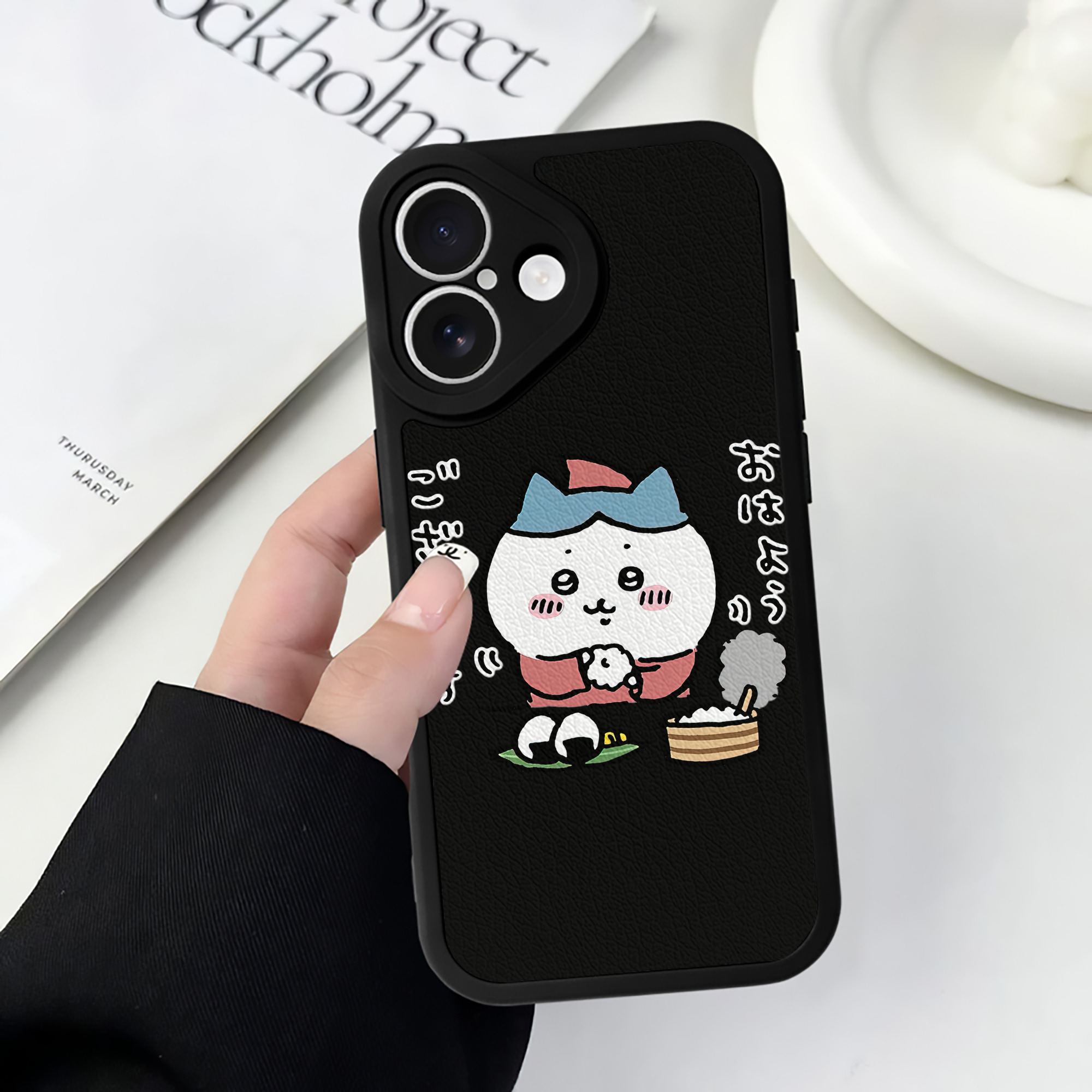 （画像用） ちいかわ ハチワレ Chii-kawa hachiware 【iPhone 16シリーズ対応】シリコンスマホケース（レザー調） 材質：シリコン